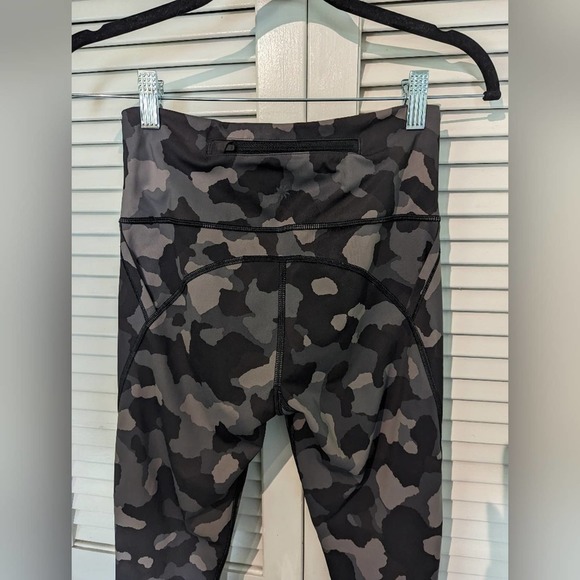 🎃 Athleta Lightning Camo 7/8 Tight XS - Picture 7 of 8